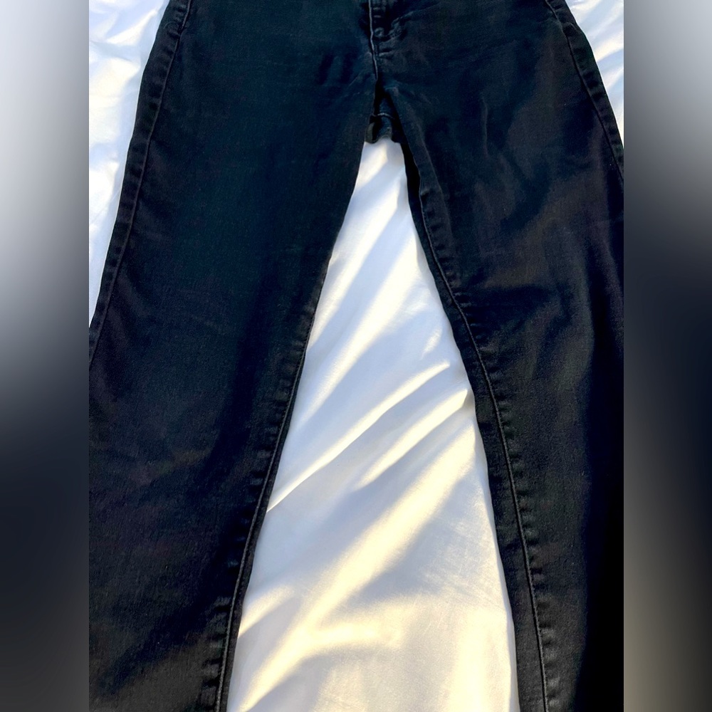 Black skinny jeans i don’t. I don’t like skinny jeans. Only wore them twice.